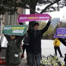 비마이너 : ‘희망원 문제 해결’ 명동성당 침묵시위, 일부 신자 눈물 흘리며 ‘반성해야’