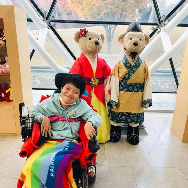 휴대폰 사용도 몰래… 이렇게 살아야 하나 보다 생각했는데