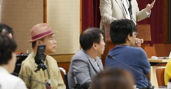 [함께보기2] 현재 장애인의 탈시설에 대한 법적 근거가 없습니다. 국정과제임에도 그놈의 법적 근거가 없다고 2020년 탈시설 예산도 0원이 되었습니다. 현재 탈시설 지원 근거 마련을 위한 <장애인복지법> 개정안이 국회에 계류 중입니다. 3만여명의 '내일'이 달린 법안입니다. 올해의 관련 참고 기사를 공유합니다. 
