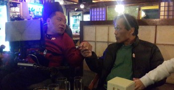 박성민회원님과 이규식활동가가 손을 꼬옥 잡고 약속했어요. 올해 경찰조사만 6건인 이규식활동가는 앞으로도 걱정없이 투쟁하고! 박성민회원님이 그 결과에 대한 변호를 하시기로.. ^^