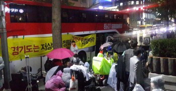 #김주영동지 의 3주기 추모제에 다녀오는 길 입니다. 그녀의 추모제를 알리는 플랑은 국내최초로 운행된 #2층광역저상버스 문에 걸렸습니다. 그리고 추모제가 끝난 후국화 꽃잎이 흩어진 자리엔 여전히 동지들이 남아있습니다. 플랑을 여러개 붙이고도 남을 그 커다란 '저상버스'엔 장애인이 탈 수 있는 공간이 없기때문입니다. 수동휠체어를 이용하는 장애인 1명만 겨우 탈 수 있을까말까한 그 버스, 유모차한대도 들어갈 수 없는 그 버스, 그 버스를 두고 국내최초 2층