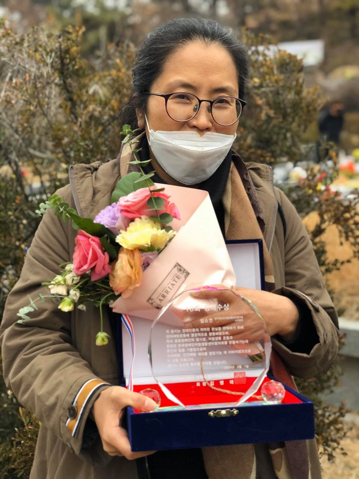 오늘은 장애해방운동가 정태수열사 18주기 추모식 및 정태수상 시상식이 있었는데요. 18회 정태수상을 임소연활동가가 받았어요. 발바닥을 함께 만들고 오랫동안 활동하고 졸업한 뒤 한국장애인자립생활센터협의회에서 활발히 활동하고 있는데요. 좀처럼 마이크 잡는 일이 없는 그이의 수상소감을 함께 공유하고 싶어요. 길더라도 읽으신다면, 힘을 받으실거예요-*