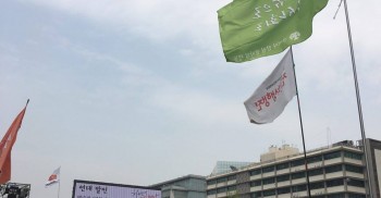 #장애와인권발바닥행동 의 깃발을 만들고 처음으로(?) 활동가,회원님들이 깃발아래 다 모였답니다. 발바닥이름보단 #시설밖으로 #지역사회로 가 더 크게 쓰여진 연두색 깃발이랍니다. 예쁘죠? 집회 때 종종 들고나가야겠습니다.