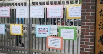 작년 #인강원 민관합동조사결과 무려 87%가 외출의 자유가 불가하며, 89.5%가 외부소통권이 보장되지 않는다고 답했습니다. 어제 물리력으로 방해한 욕구조사도 크게 보면 외부소통권을 차단한 것으로 볼 수 있습니다. 적절한 서비스와 정보를 제공받을 권리를 박탈하는 건 명백한 인권침해입니다. 또한 당일 조사를 막았던 인력들 중에는 인강원의 생활재활교사도 상당수 있었습니다. 거주인들은 건물 안에서 나오지 못하게 막고, 방치한 상태로 말이지요. 