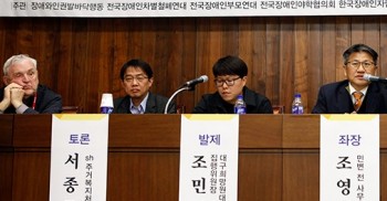 "위탁 운영한다고 해서 관련 기관들이 책임에서 자유로워지는 게 아니다. 시설 안에서 벌어진 인권유린이라고 해서 가해자의 일탈 행위로 여기고 개개인을 처벌하는 수준에 그치면 안 된다. 시와 재단에 법적인 책임을 물어야 한다" #대구시립희망원 #대구시 #천주교