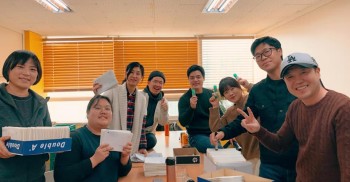 회원님 두 분의 자원활동으로 우편발송 작업 무사히 끝났어요! 내일부터 회원님들 우편함에 하나씩 도착할 것 같아요! 모든 대화를 핸드폰으로 해결하는 시대에 손편지를 기다리는 설렘! 회원님들도 두근두근하시죠? 반송되지 않도록 꼭꼭 우편함을 확인해주세요???? 자원활동으로 함께 해주신 이슬기, 탁영희회원님! 고맙습니다!