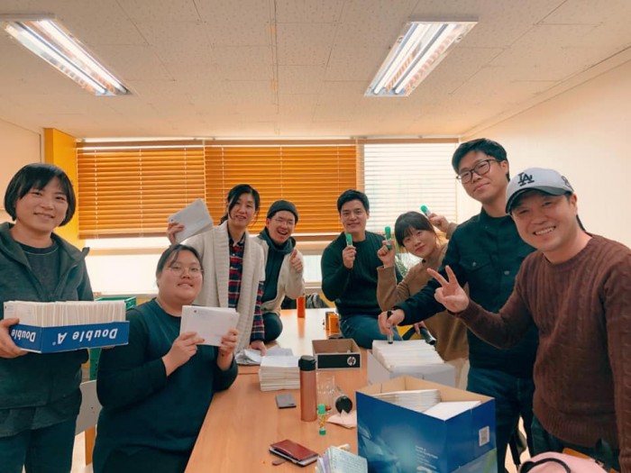 회원님 두 분의 자원활동으로 우편발송 작업 무사히 끝났어요! 내일부터 회원님들 우편함에 하나씩 도착할 것 같아요! 모든 대화를 핸드폰으로 해결하는 시대에 손편지를 기다리는 설렘! 회원님들도 두근두근하시죠? 반송되지 않도록 꼭꼭 우편함을 확인해주세요???? 자원활동으로 함께 해주신 이슬기, 탁영희회원님! 고맙습니다!