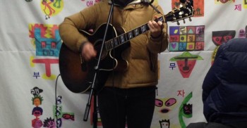 2013.12.26일! 30일 릴레이캠페인 장애등급제-부양의무제 나쁘자나~~ 24번째 광화문 농성장을 따숩게 함께 해주신 분은 발바닥 회원님인 강허달림!! 광화문역 지하에 울려 퍼지는 달림의 목소리!! 힘이 불끈불끈!!!