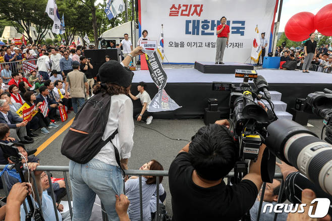 &#45348;&#48264;&#51704; &#49324;&#51652; : &#45684;&#49828;1 &#49457;&#46041;&#54984; &#44592;&#51088; &#49324;&#51652; &#48156;&#52684;.