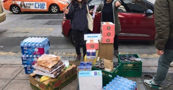 #통인동커피공방 의 통큰 후원!!! 아침 일찍 오셔서 오늘 내린 커피, 각종 빵, 바나나, 음료수, 핫팩, 물 한가득을 주고가셨어요! 고마워요 #통인동커피공방 