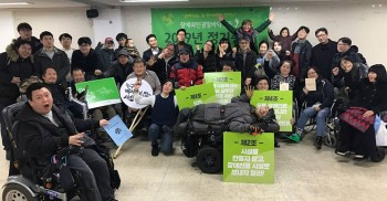 2019년 장애와인권발바닥행동 정기총회 마쳤습니다. 15년 동안 발바닥의 이름으로 활동한 숙경과 임소연 활동가의 마침표를 찍는 시간이었습니다. 앞으로도 함께 하겠지만요. 발바닥행동과 함께 하는 모든 분들 덕분입니다. 한 해도 힘차고 씩씩하게 살 힘이 모이는 자리였어요. 감사합니다.(꾸벅)