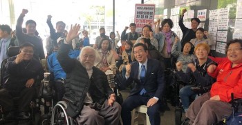 서울장애인차별철폐연대(이하 서울장차연)의 서울시 중증장애인 감옥수감계획 폐기 및 지역사회 권리쟁취 천막농성 19일차 보고 및 농성 철수 입장문

서울장차연은 서울시청 후문에서 중증장애인 감옥수감 폐기 및 지역사회 권리쟁취를 위한 천막농성을 19일째 진행 중에 있다. 우리는 농성19일(2019.4.30.)째 서울시와 서울시 제2기 장애인인권기본증진계획(´19~´23)과 제2차 장애인거주시설 탈시설화 추진계획(´18~´22)을 전면 수정하여 최종 합의하고 