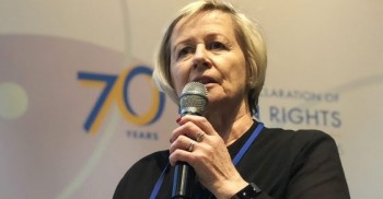 "중증장애가 있는 사람들은 시설에 남게 해야 하는 거 아니냐고 하는데 절대 아니다. 탈시설시켜야 한다. 그들이야말로 가장 성공적으로 사회에 복귀하는 사람들이다. 물론 어려움이 있으나 그들에겐 그 어려움을 극복할 능력 또한 있다.”