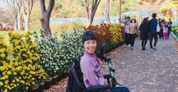 "동물원에 가면 동물이 밖에 못 나오게 하면서 사람들이 구경할 수 있도록 투명한 유리판으로 막아놨잖아요? 거주인들이 사는 방 입구가 유리판으로 되어 있었어요. 정말 동물원 같이요. 시설에 봉사자들이 자주 오잖아요. 국회의원들도 한 번씩 왔거든요. 외부인들 방문할 때 동물원 투어하듯이 우리를 구경해요. 그게 충격이었어요."