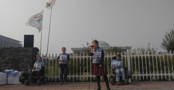 #지민주 동지의 #시설밖으로세상속으로 노래가 국회앞을 울리고 있습니다!