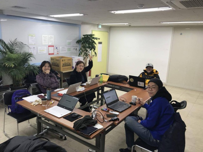 발바닥은 2017년 평가 워크숍 중입니다. 시작하기전에 새삼 올해 활동기조를 읽으며 다들 감탄중. 우리 짱 멋있어(?) -찍사: ㅇㅈㅁ