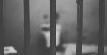 "그 안에서 그의 낮과 밤은, 그의 어제와 내일은, 시간의 흐름의 퇴적은 어떠한 개별 서사를 만들어 낼 수 있나. 기쁨과 슬픔이, 환희와 절망이, 사랑과 미움이 없는 마비된 세계."