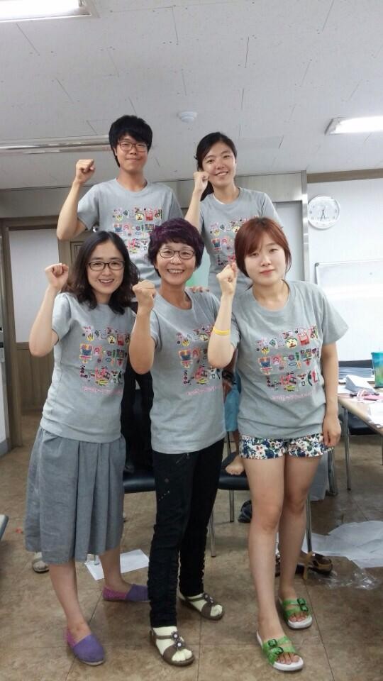 장애등급제-부양의무제폐지! 광화문 농성이 8월23일 2년이 되어갑니다. 2주년을 맞이해서 토론회, 문화제 등 다양한 기획들을 하고 있는데요.. 활동들을 하기 위해서 필요한 돈을 마련하기 위해서 예쁜티셔츠를 판매하고 있습니다.. 품절될수 있으니 어여들 구입하세용!!! 발다가 회원님들!!!