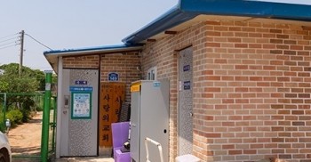 “평택시에 따르면 사랑의집은 올해 기준 1인 인건비와 운영비 명목으로 월 180만 원씩 지원받았다. 여기서 1인 인건비로 책정된 사회복지사는 김 씨의 딸이다. 평택시는 “가족인 것이 지원 결격 사유가 되진 않는다”면서 “경기도의 경우, ‘개인운영시설은 있으면 안 되며 사회복지법인으로 가야 한다’는 방향 하에 개인운영시설에 대한 지원이 많이 이뤄지진 않는다”고 밝혔다. 이 예산은 평택시가 80%, 경기도가 20% 지원한다.”